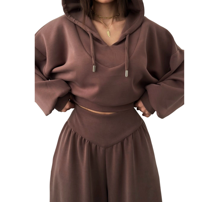 Conjunto para mujer compuesto por una sudadera corta con capucha y pantalones de pierna ancha