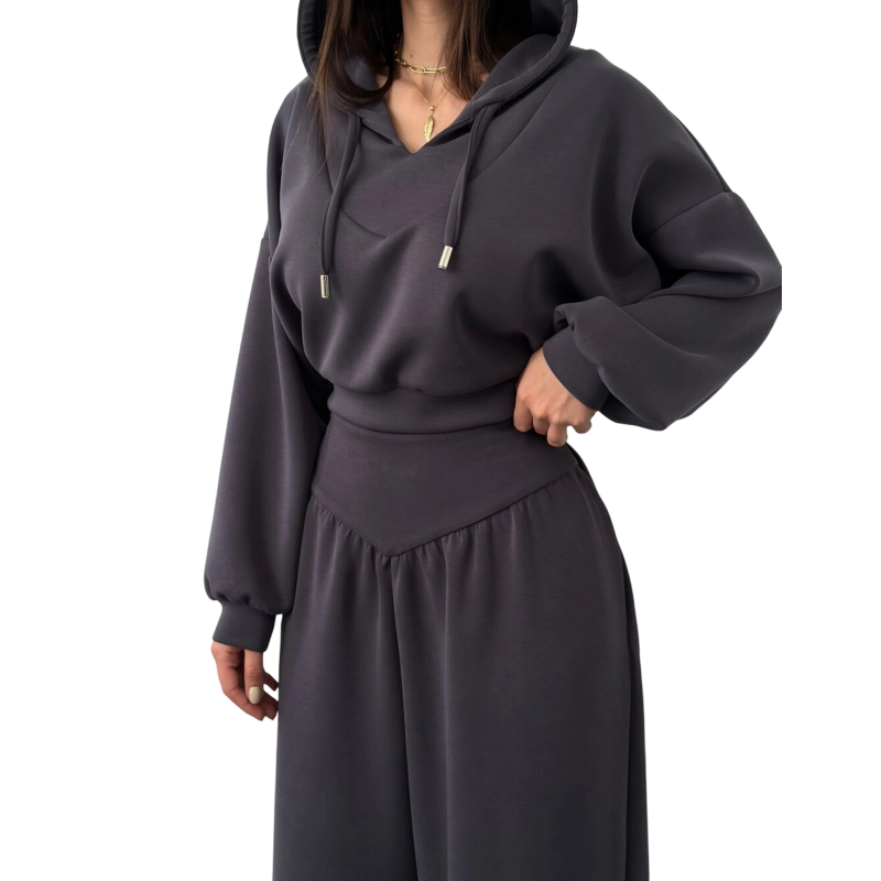 Conjunto para mujer compuesto por una sudadera corta con capucha y pantalones de pierna ancha