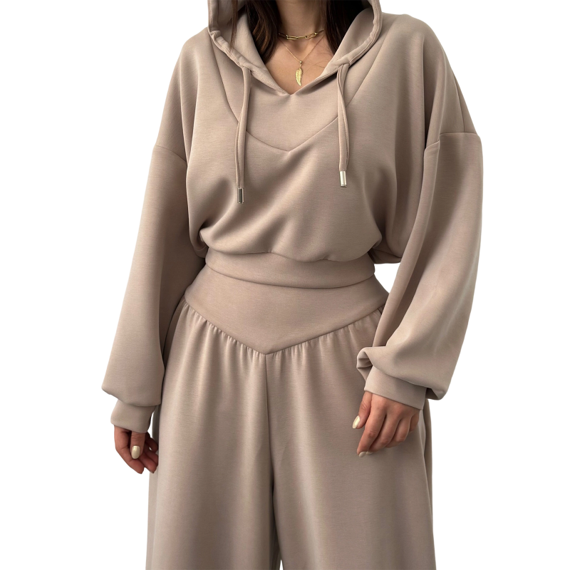 Conjunto para mujer compuesto por una sudadera corta con capucha y pantalones de pierna ancha