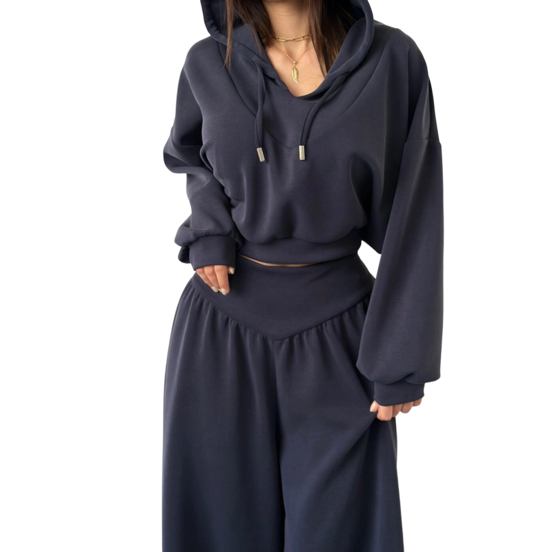 Conjunto para mujer compuesto por una sudadera corta con capucha y pantalones de pierna ancha