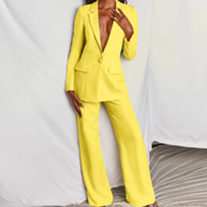 Elegante conjunto de blazer y pantalón de pierna ancha para mujer.