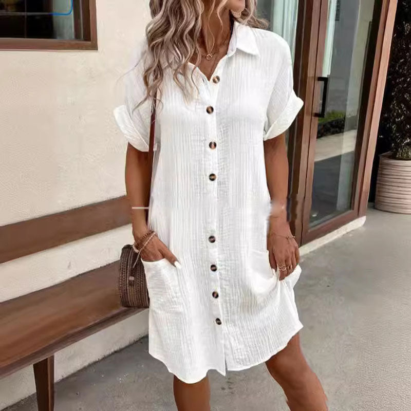 Camisa casual de mujer con mangas cortas, botones y bolsillo.