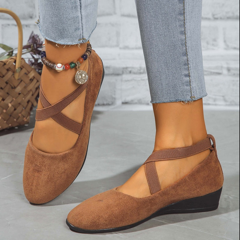 Elegantes zapatos con cuña baja y correa elástica en color liso.