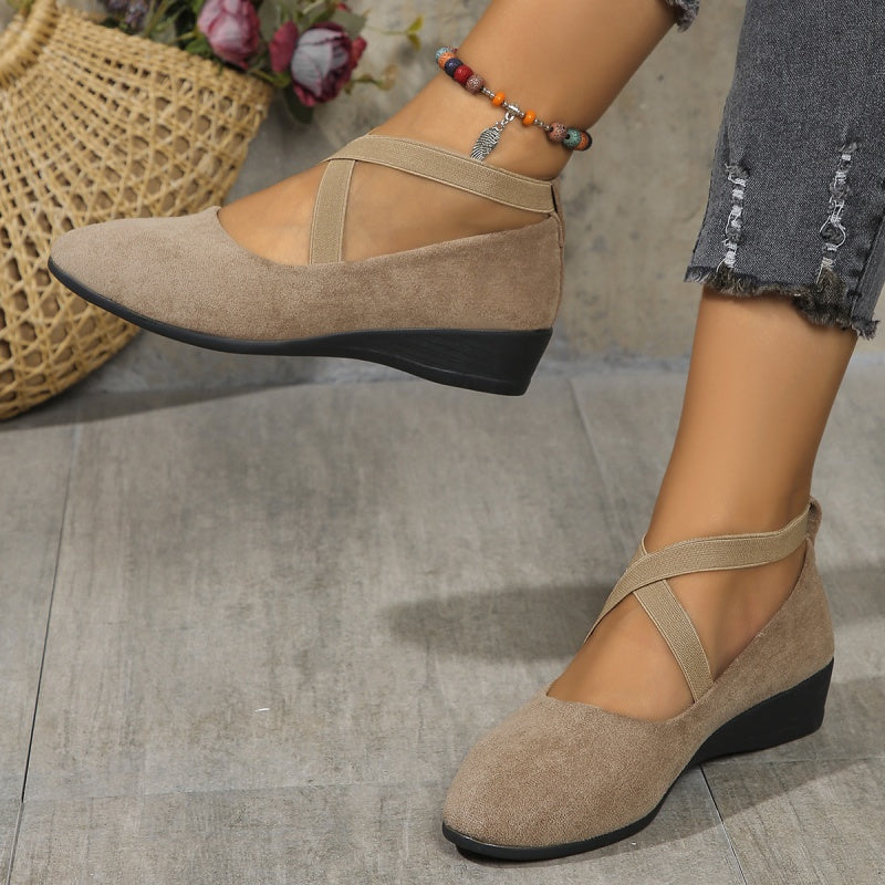 Elegantes zapatos con cuña baja y correa elástica en color liso.