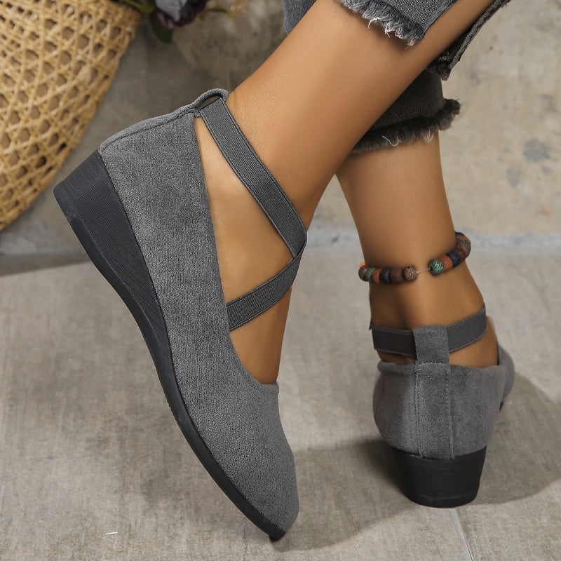 Elegantes zapatos con cuña baja y correa elástica en color liso.