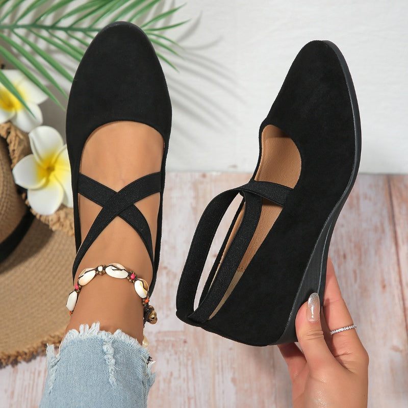 Elegantes zapatos con cuña baja y correa elástica en color liso.